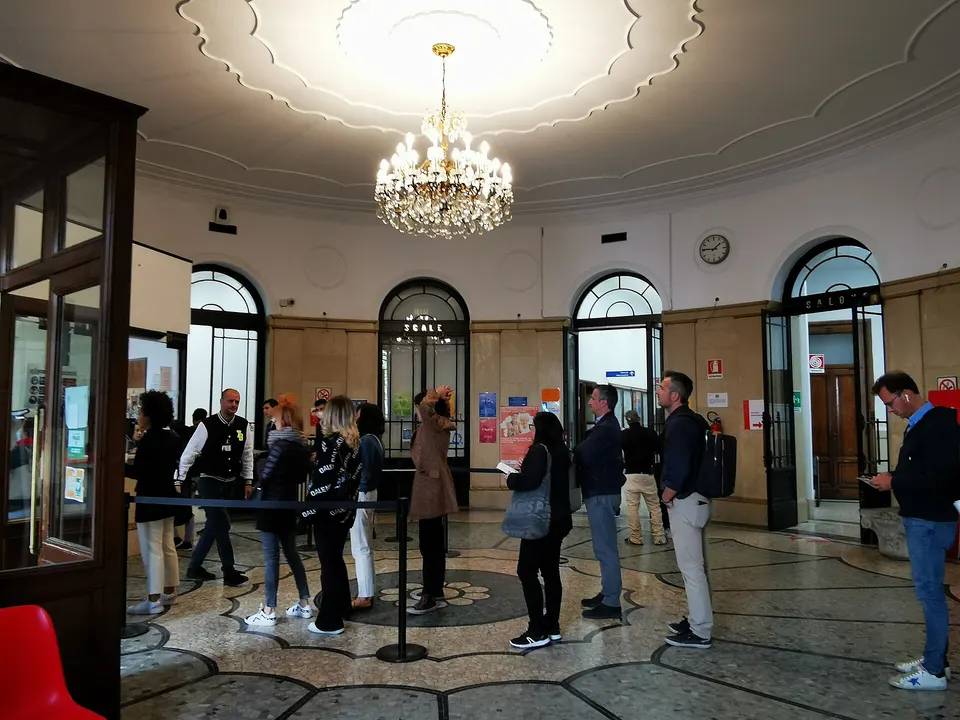 Ingresso secondario al palazzo degli uffici comunali di via Larga, a Milano.