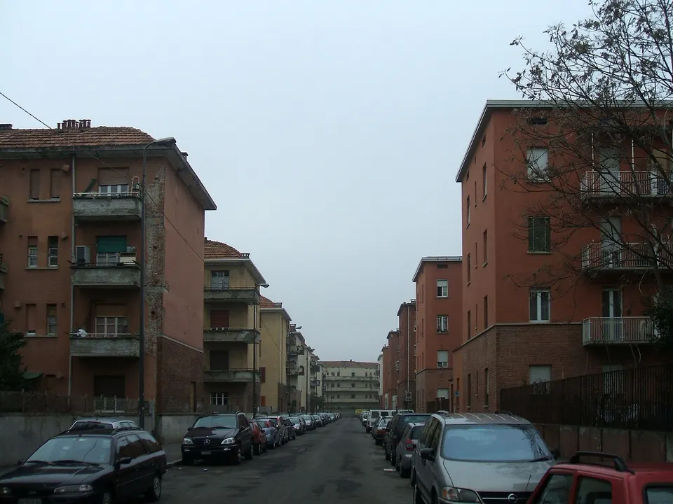 Alcune case popolari in via Apuli, nel quartiere del Giambellino, a Milano