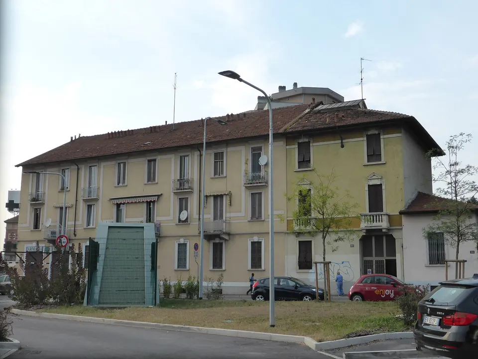 Milano, edifici residenziali in via Antonio Aldini 106 (a destra) e 108 (a sinistra).