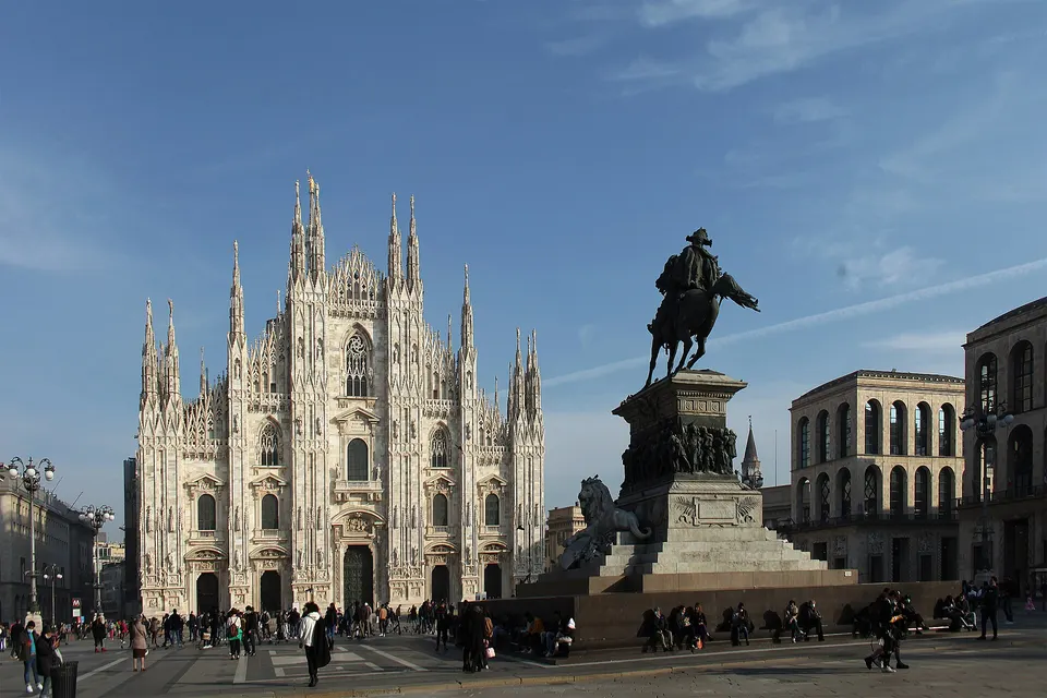Veduta della piazza del Duomo di Milano