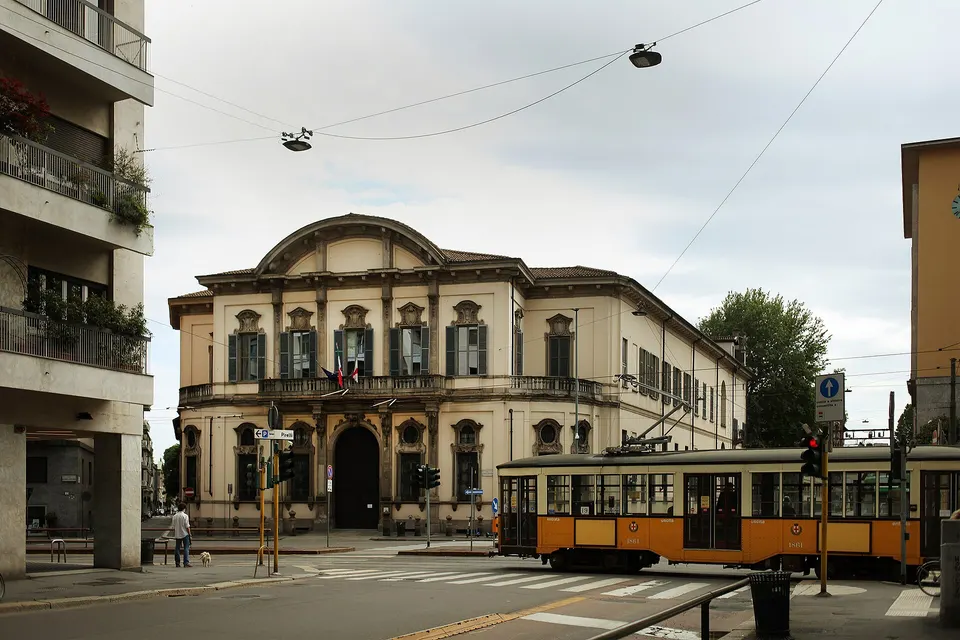 Palazzo Sormani a Milano, veduta con tram Tram ATM serie 1500