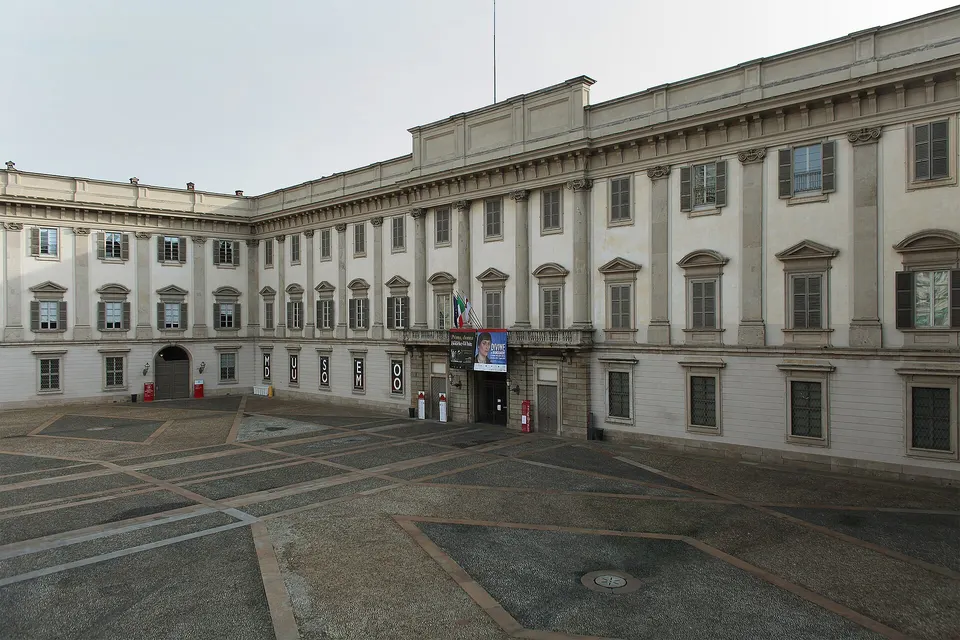 Veduta di tre quarti del Palazzo Reale di Milano