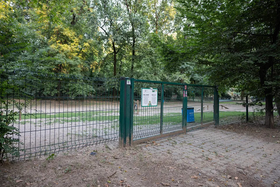 Doppio cancello dell’area cani recintata nei Giardini pubblici Indro Montanelli, Milano
